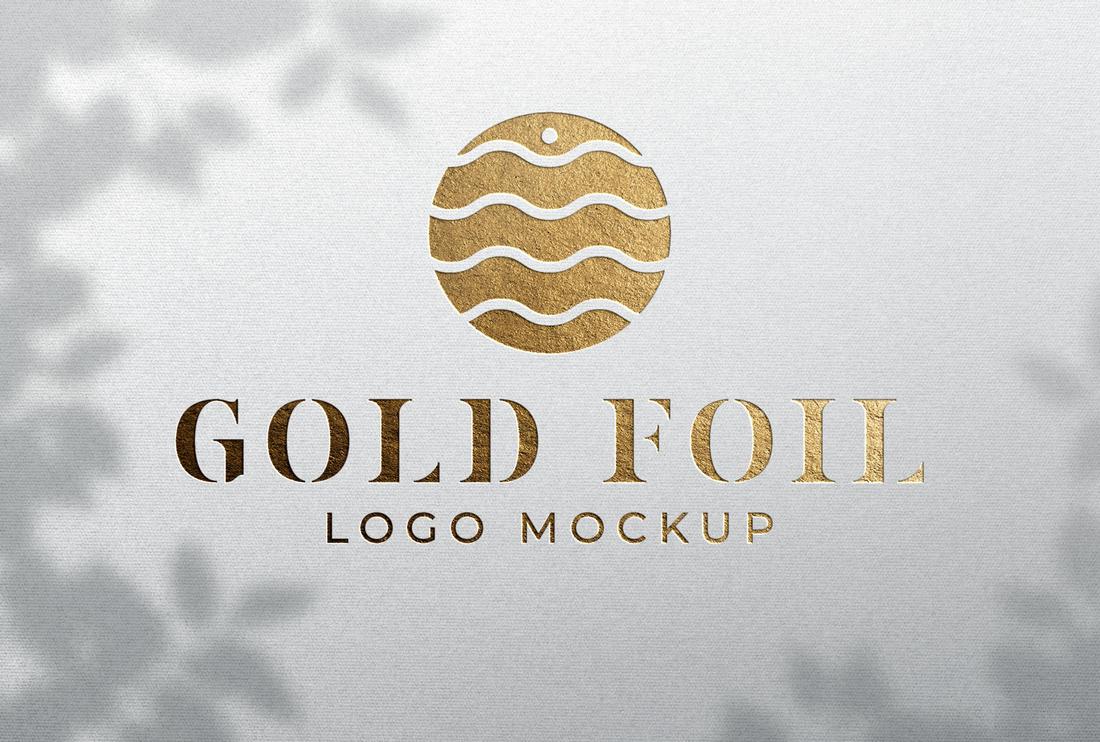 Maqueta de logotipo de lámina dorada de lujo gratis