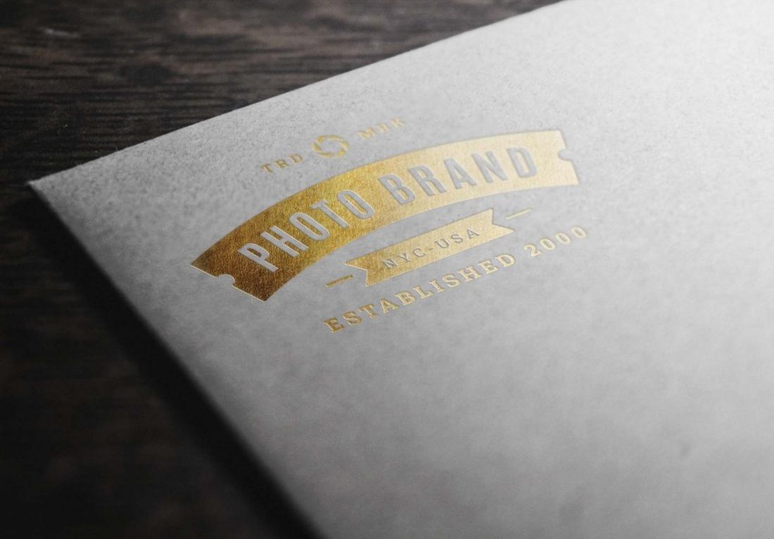 Maqueta de logotipo estampado en lámina dorada gratis