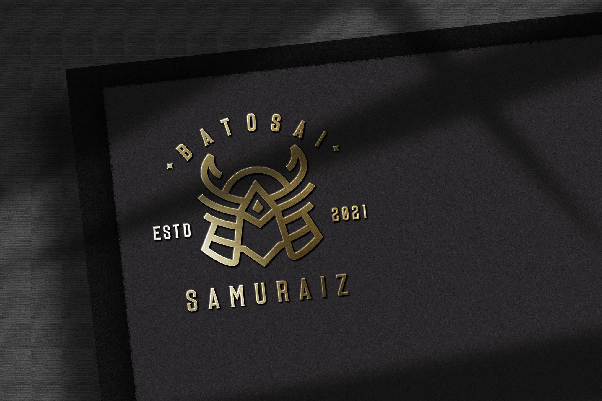 Logotipo de maqueta de papel con lámina dorada.